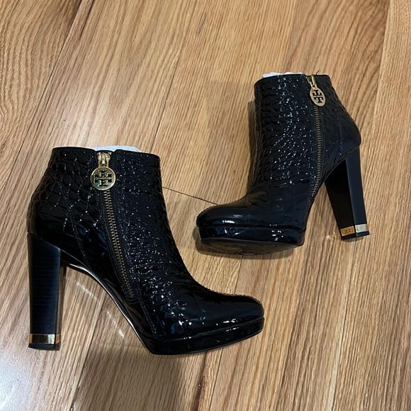 Tory Burch Leigh Black Patent Leather Croc Quilted Bootie Gold Hardware 7.5 - Picture 8 of 15